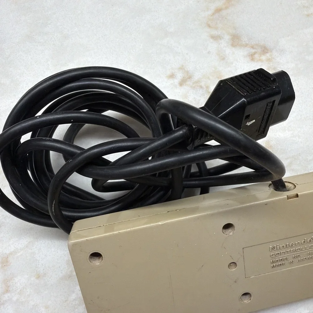 Nintendo 1985 Controller Original‎ NES-0044 Button Layout Propietary Connector
